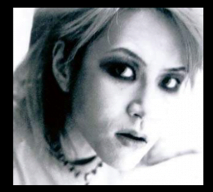 hideのギターが下手と言われるのは「弾き方の個性」で「テクニック」ではない？アンプとエフェクターの秘密