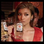 ローラの赤いドレス。最近の高画質画像（全身水着）